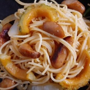 ゴーヤと玉ねぎウインナーのソースパスタ